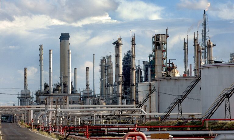 PDVSA’s Domestic Refineries Producing Only 230,000 b/d
