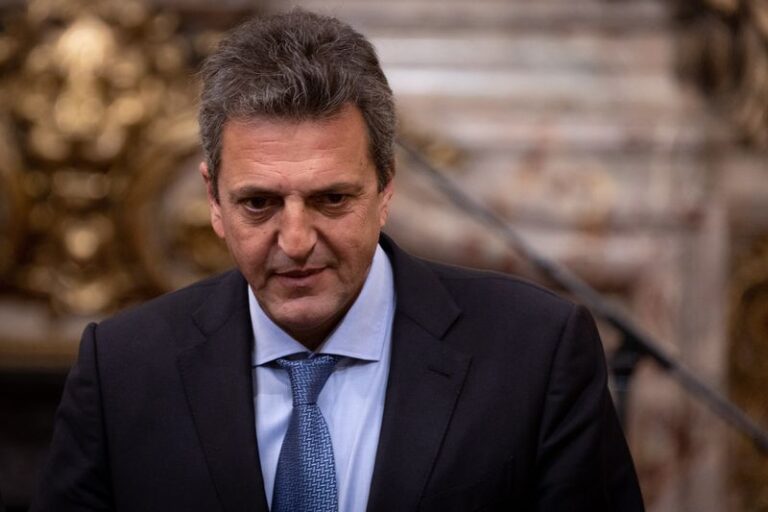 Argentina to Have Third Economy Minister in a Month: Clarin