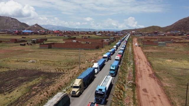 Peru Anti-government Protesters Clash with Police in Puno
